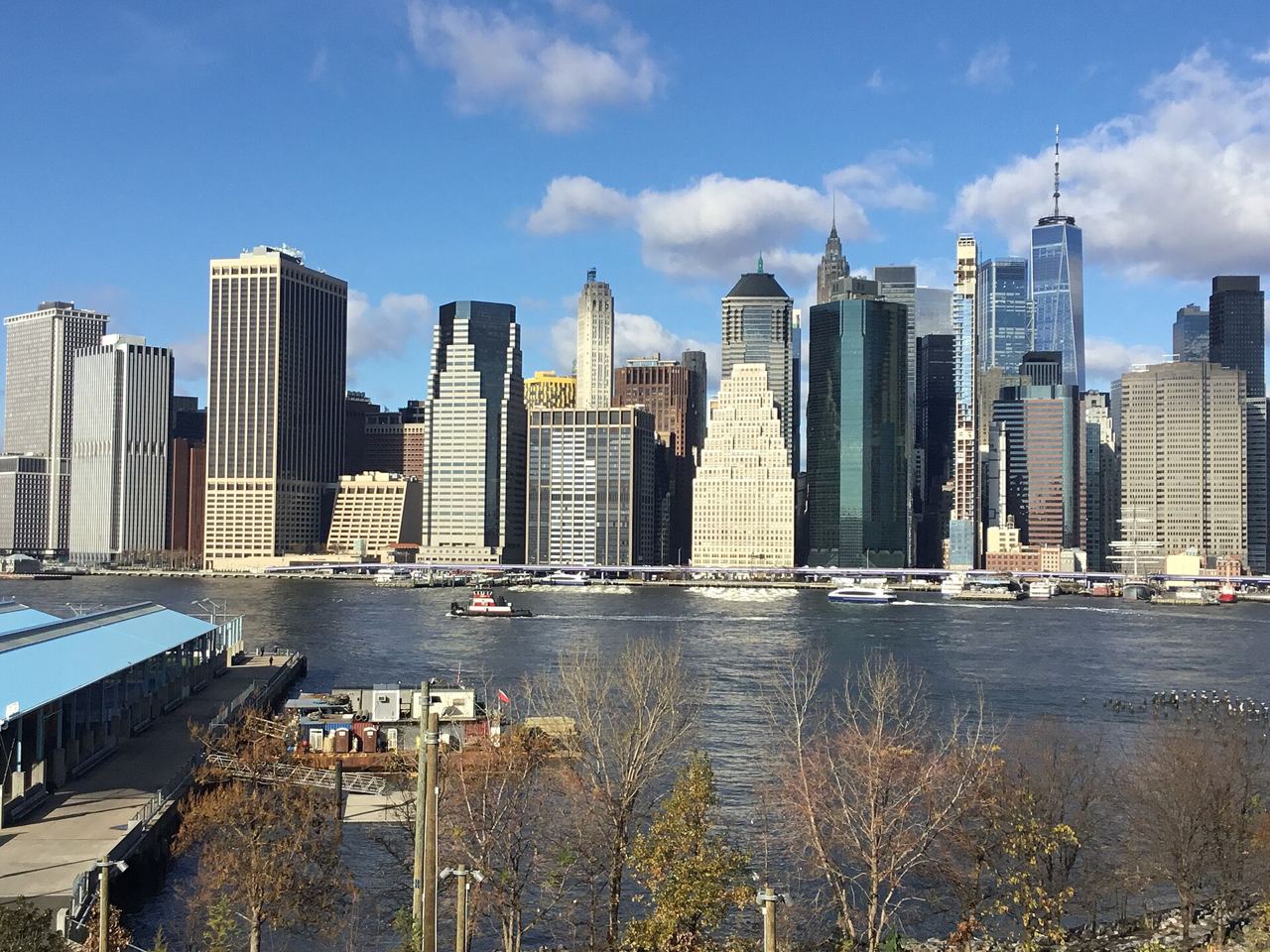 Panorama mrakodrapů Dolního Manhattanu přes East River z Brooklyn Heights Promenade