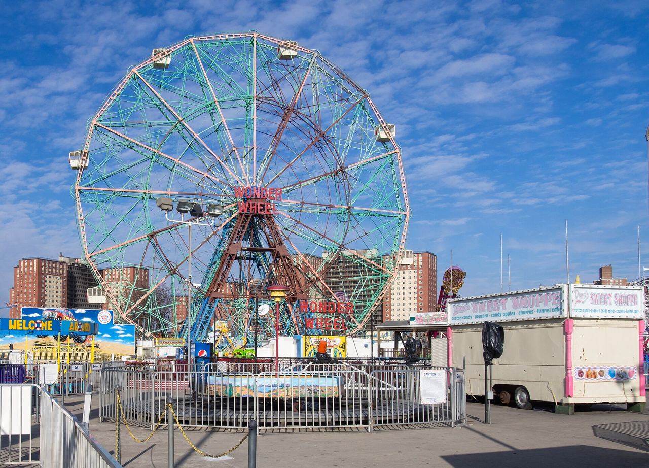 Vyhlídkové kolo Wonder Wheel na Coney Island mimo hlavní sezonu za modré oblohy