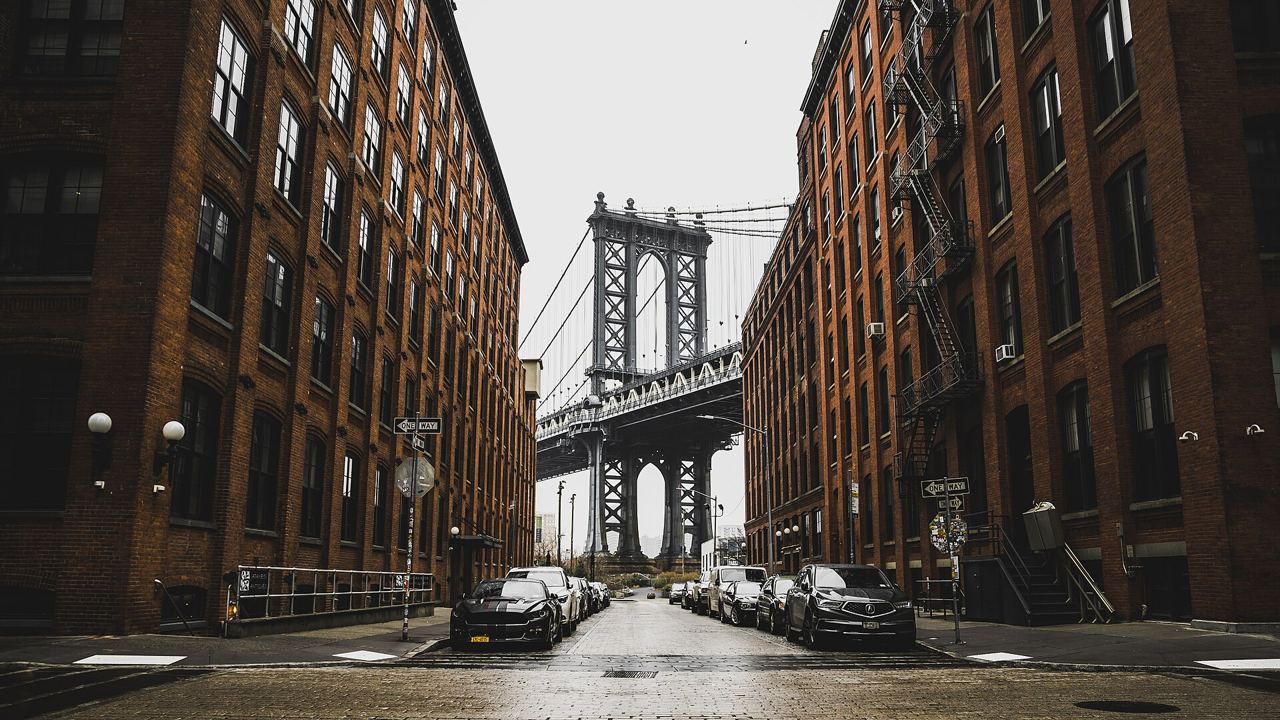 Manhattan Bridge rámovaný cihlovými budovami na Washington Street ve čtvrti DUMBO