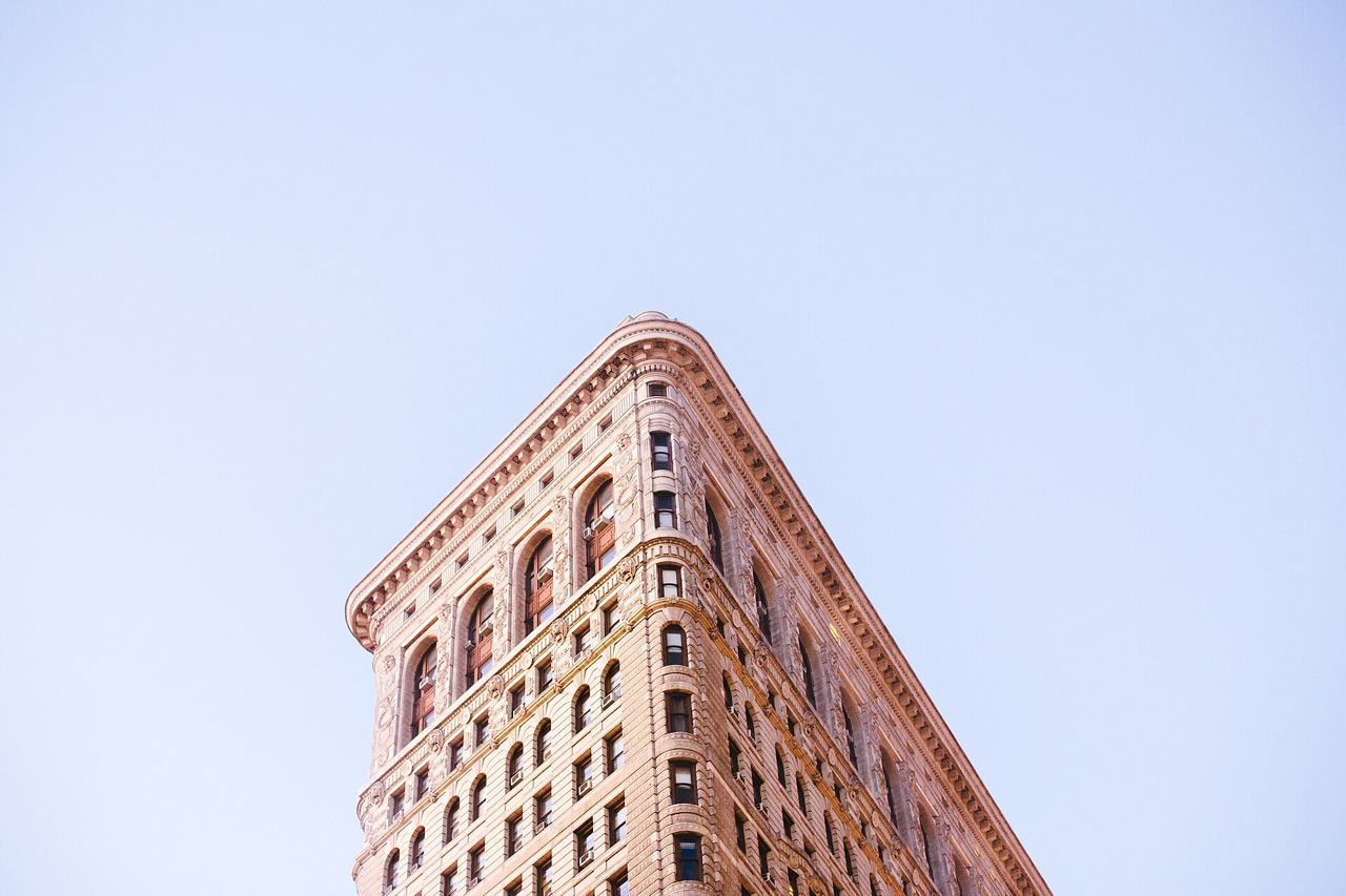 Detail horních pater Flatiron Building s ozdobnou římsou a řadami oken
