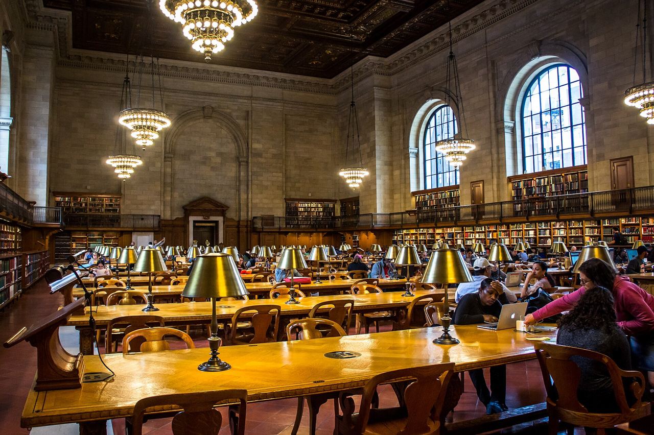 Rose Main Reading Room v New York Public Library s dlouhými stoly, lampami a lustry