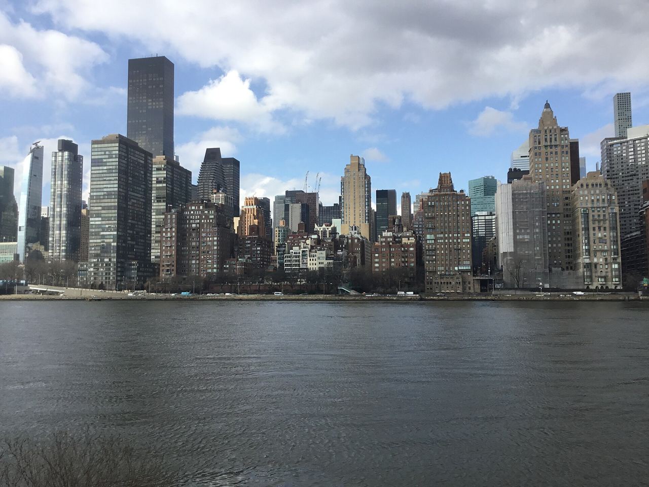 Panorama Manhattanu přes East River z nábřeží Roosevelt Island