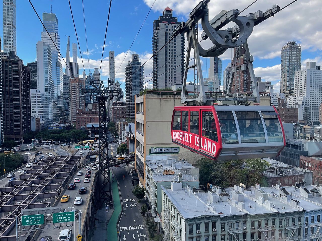 Kabina lanovky Roosevelt Island Tramway nad ulicemi Manhattanu s mrakodrapy