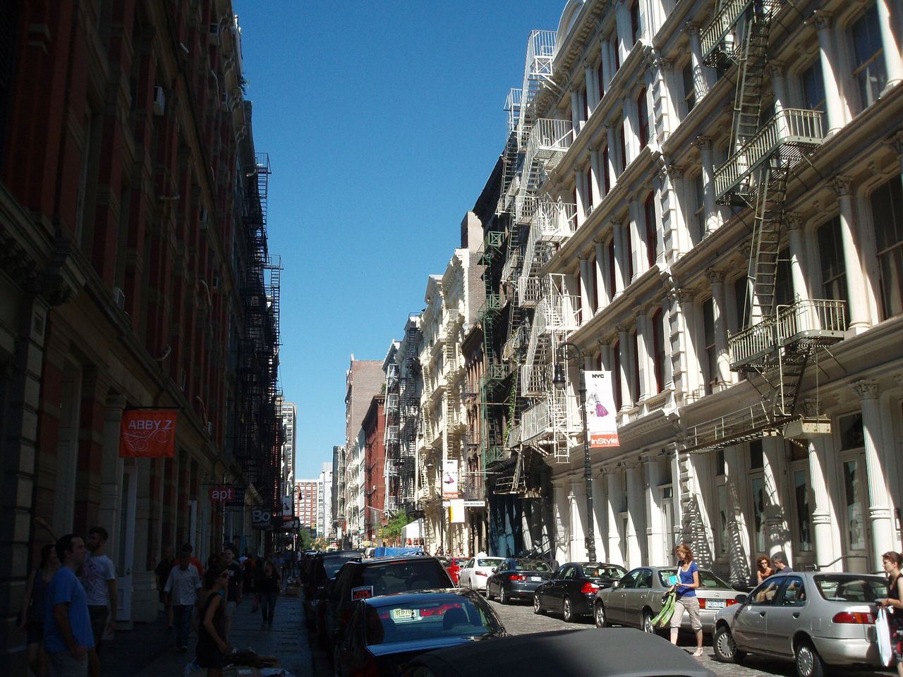 Greene Street v SoHo s litinovými fasádami, požárními schodišti a zaparkovanými auty